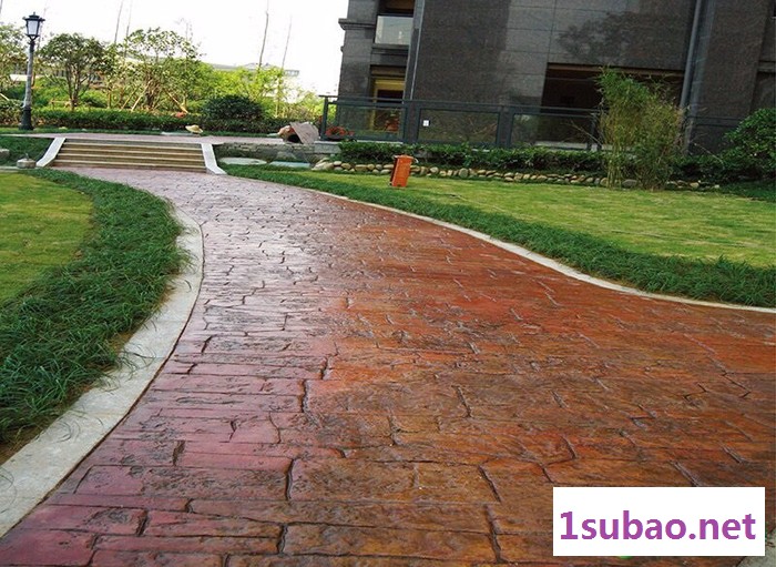 彩色透气压模路面 压花路面 橡胶模具 地坪材料销售一体的厂家图3