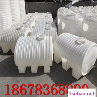 信诚山东滚塑厂家3吨卧式塑料桶 车载运输3立方pe储罐 卧式水箱加工定做