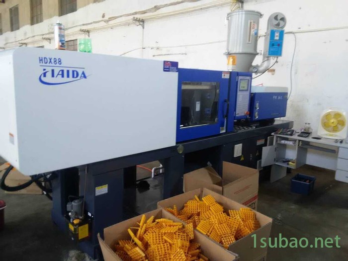 手机壳注塑机,胶木注塑机。图2