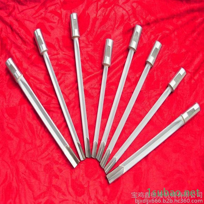 枪钻深孔钻，刀头涂层提高刀具使用寿命。图2