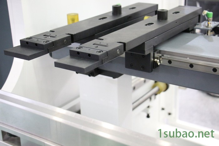 上海瑞铁UBB-110/3200数控折弯机图2