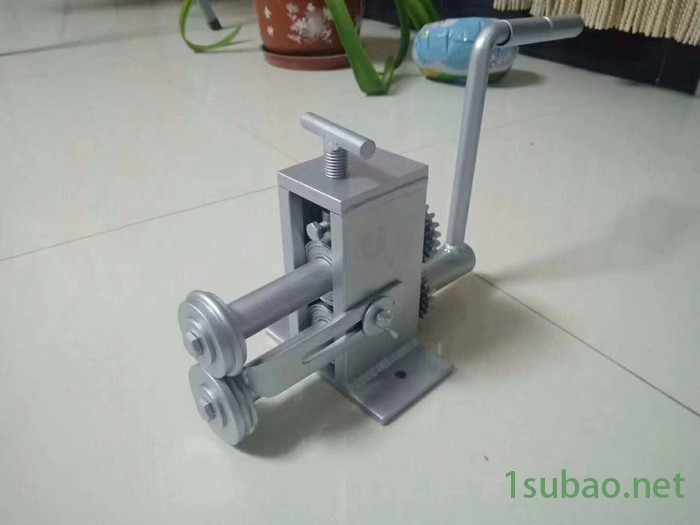 展颖ZY 小型手摇式压边机 手动压边机 起鼓机 起线机 压花机 可定做各种异形设备。图2
