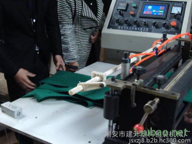 热切无纺布围裙制袋机图2