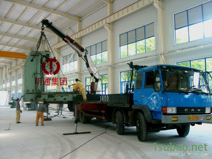 各种型号的合模机吊装、卸车、定位---青岛明通**图2