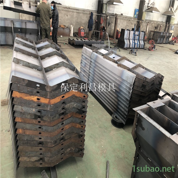 防撞护栏模具 混凝土护栏模具 水泥防撞墙模具 保定华旭模具图2