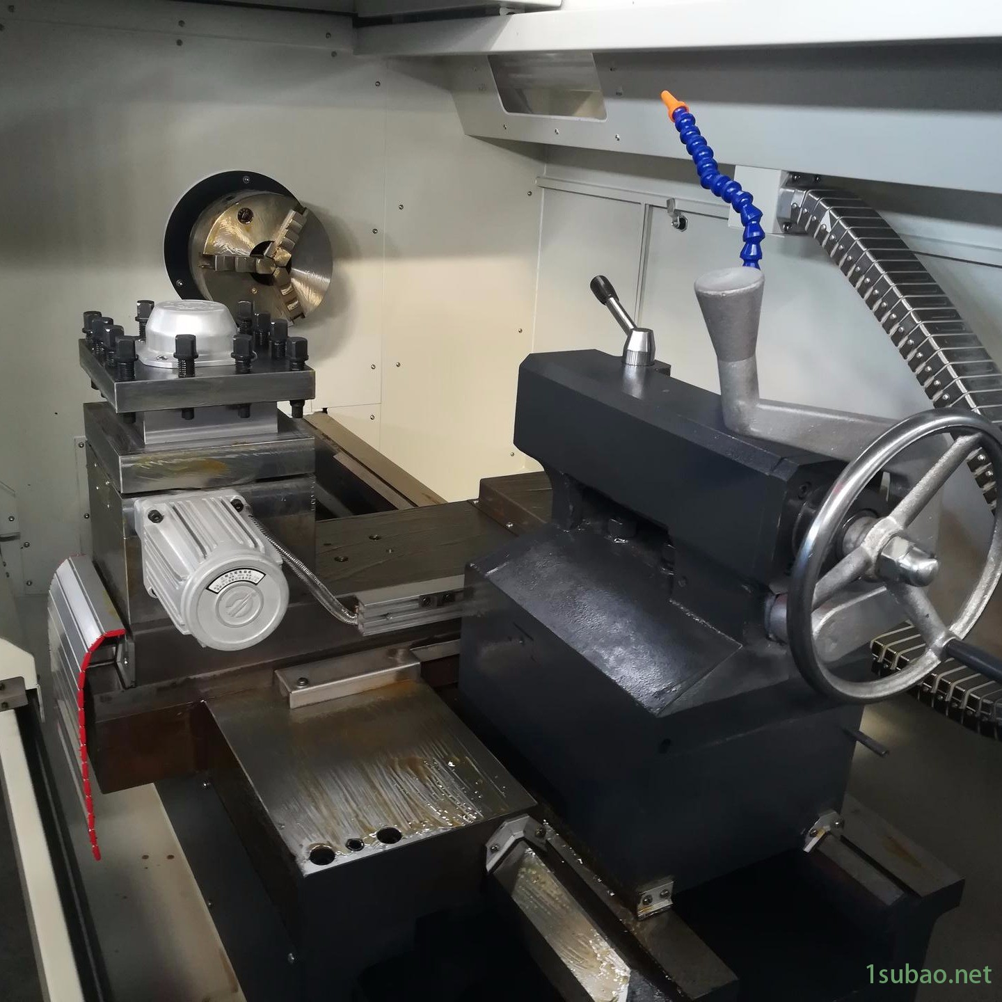 ck6150数控车床大孔径Ф130，可选配双卡盘主轴无级变速高精度卧式数控车床重切削。图2
