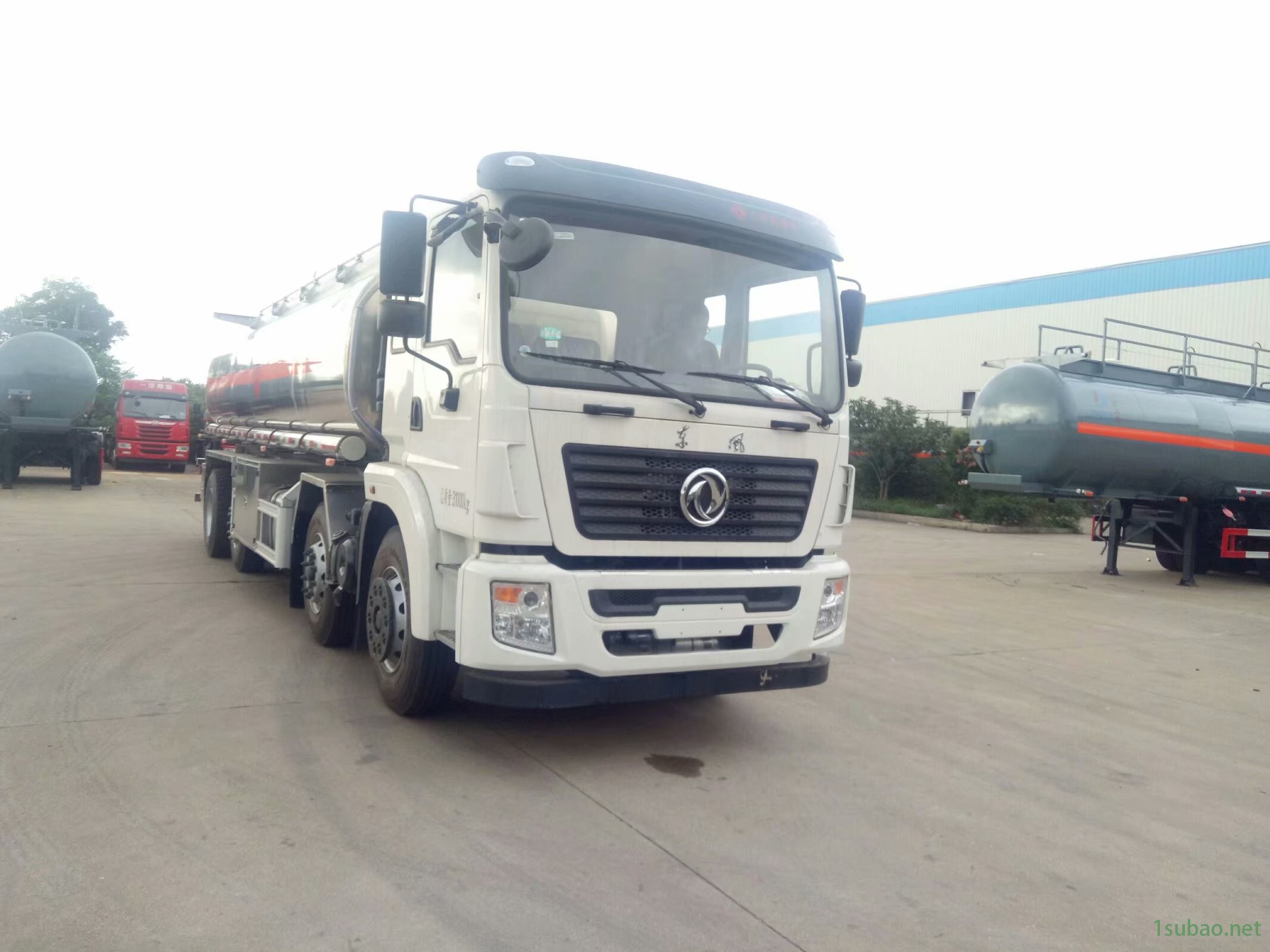 润滑油罐式车轻量化  东风天龙30方原油运输车 铝合金运油车图2