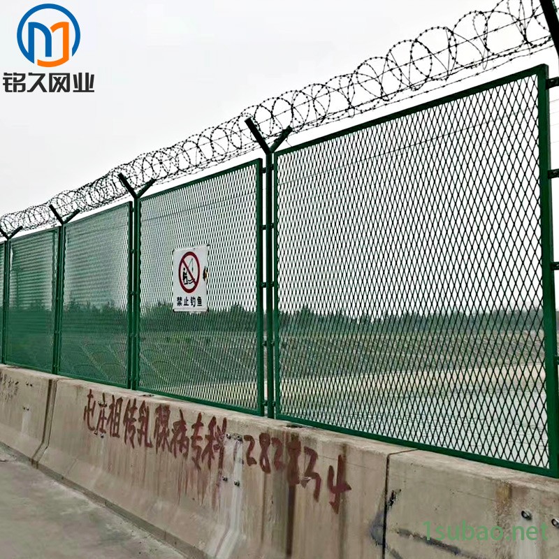 铭久厂家直销钢板网护栏 铁路防护栅栏 镀锌金属围栏网 高铁护栏网可定制图2