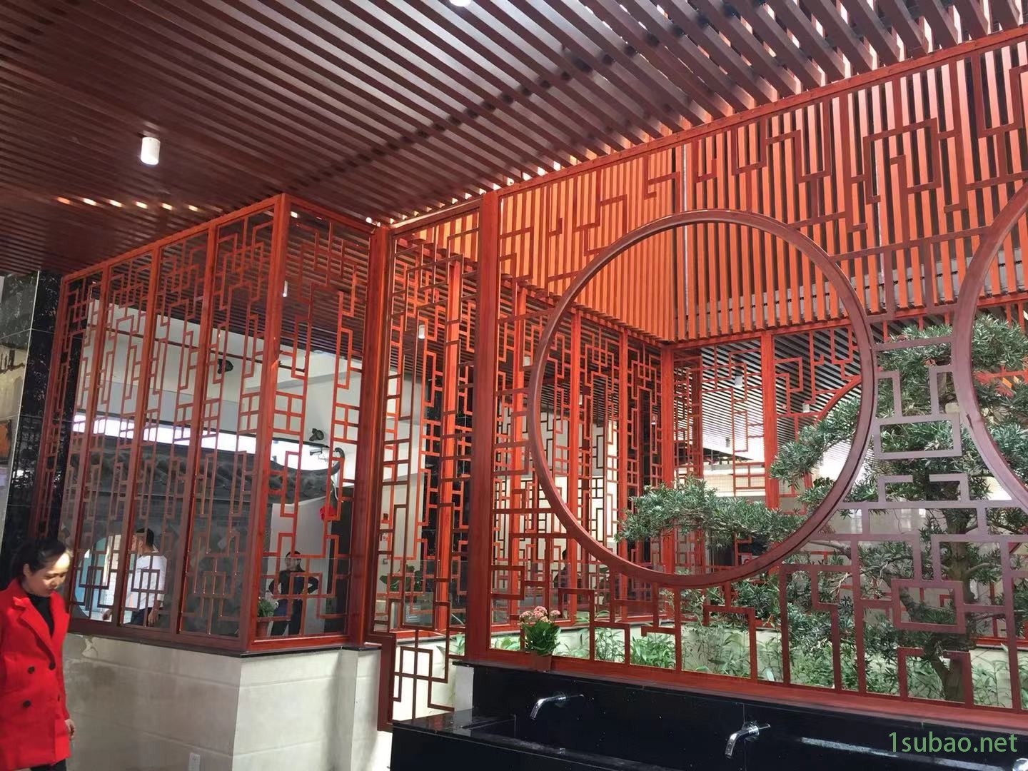 定制铝合金艺术中式窗花隔断 金属雕花装饰板幕墙吊顶中国红铝窗花图2