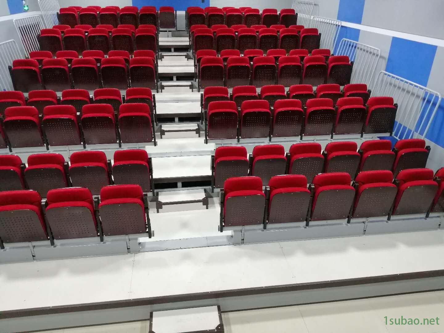 演播厅便捷式金属看台 电动活动看台 剧院看台定制 景室外坐凳长椅 综合球场观众席看台 颜色多选 宏特隆厂家 尺寸定制图2