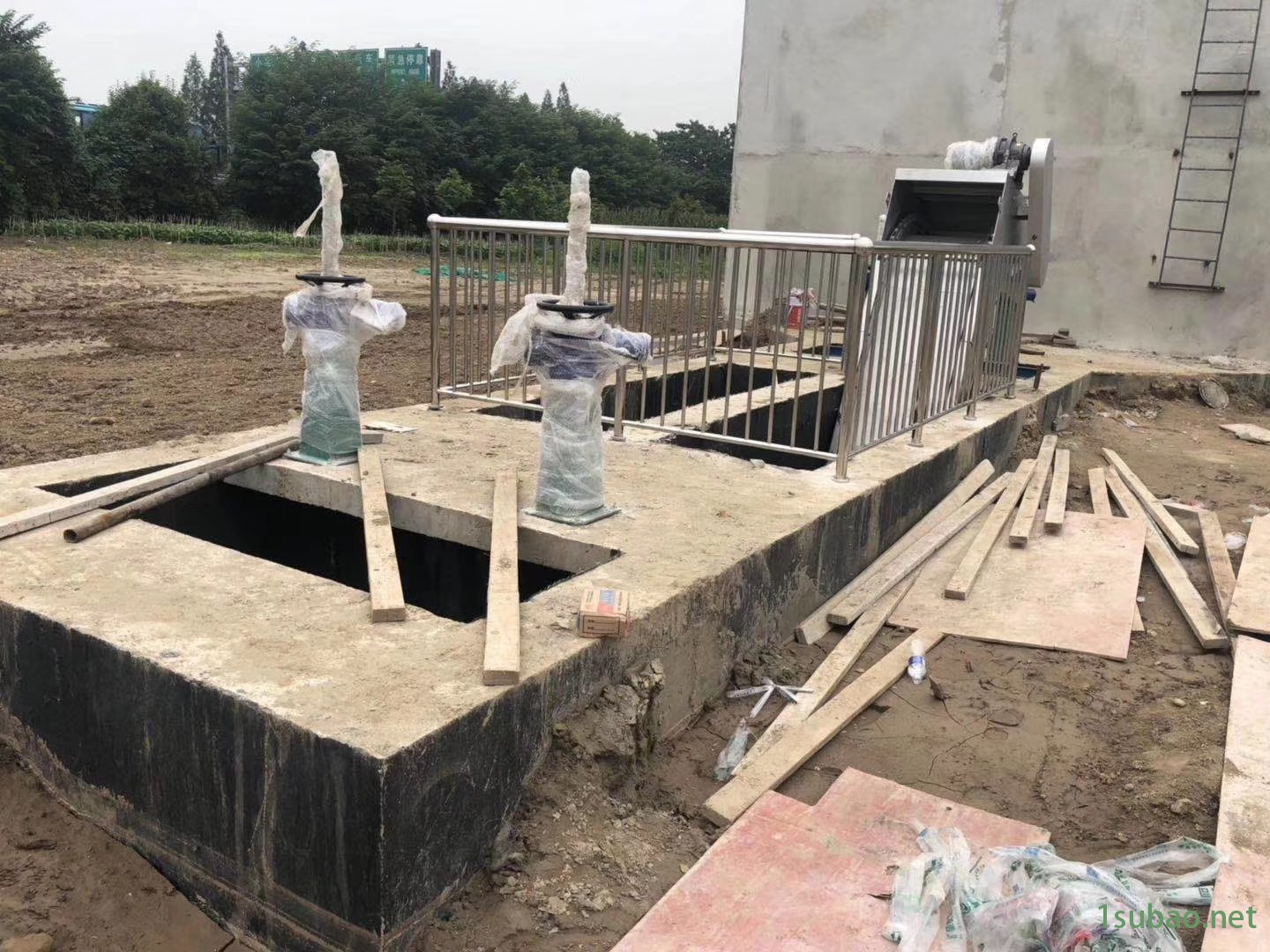 QL型手电动两用螺杆启闭直连式单吊点启闭机   手电两用启闭机  QL型手电动两用螺杆启闭机各类齐全、质量优良、全国发货图2