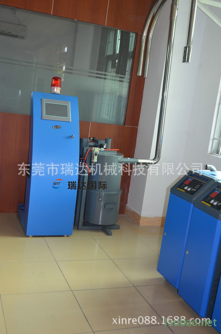 中央供料系统12