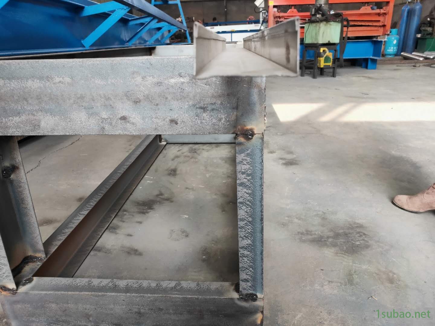 廠家定制宏霖機械 80超市貨架托盤C型槽設備 C型槽設備 液壓數(shù)控定尺切斷