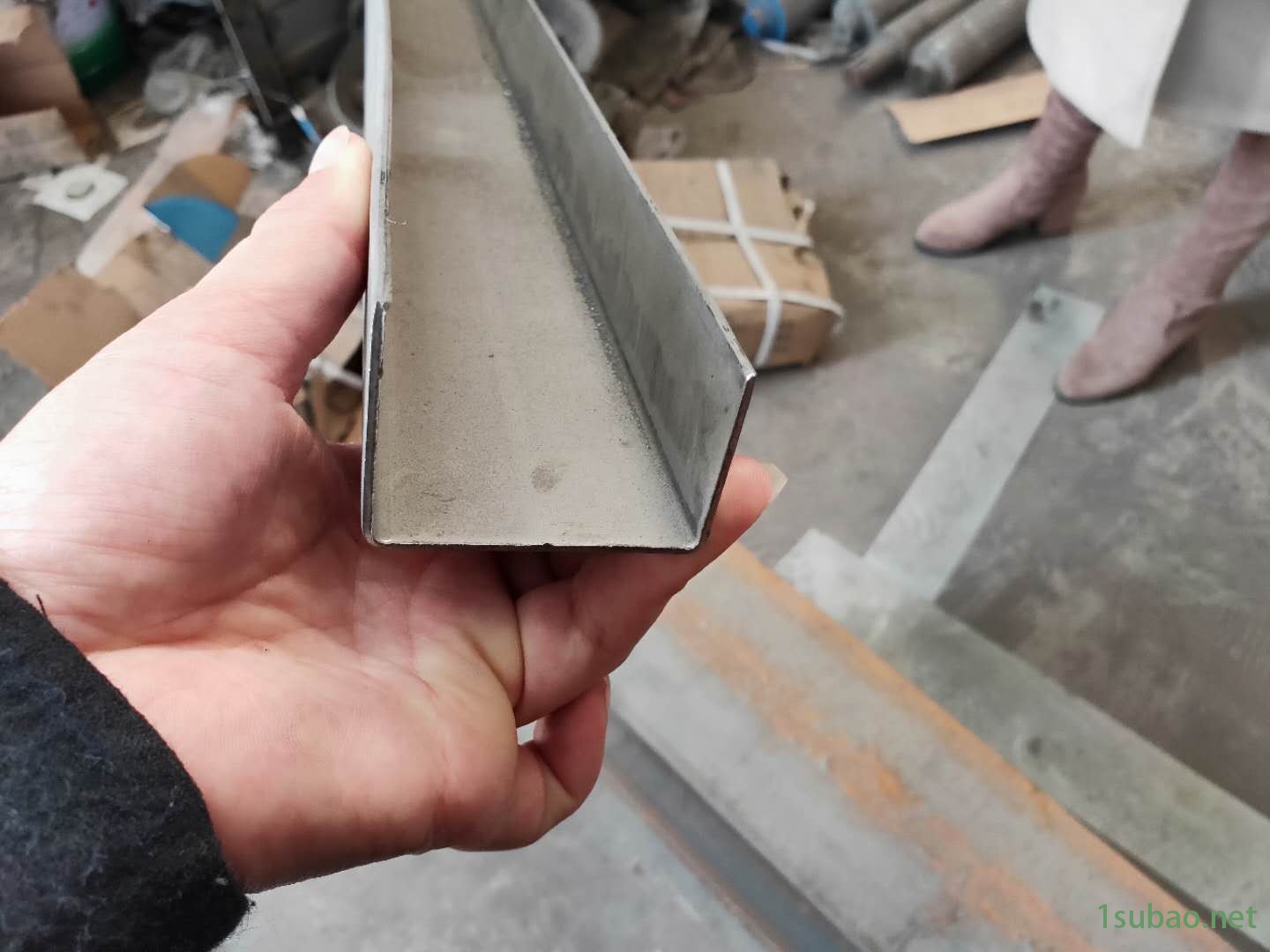 廠家定制宏霖機械 80超市貨架托盤C型槽設備 C型槽設備 液壓數(shù)控定尺切斷