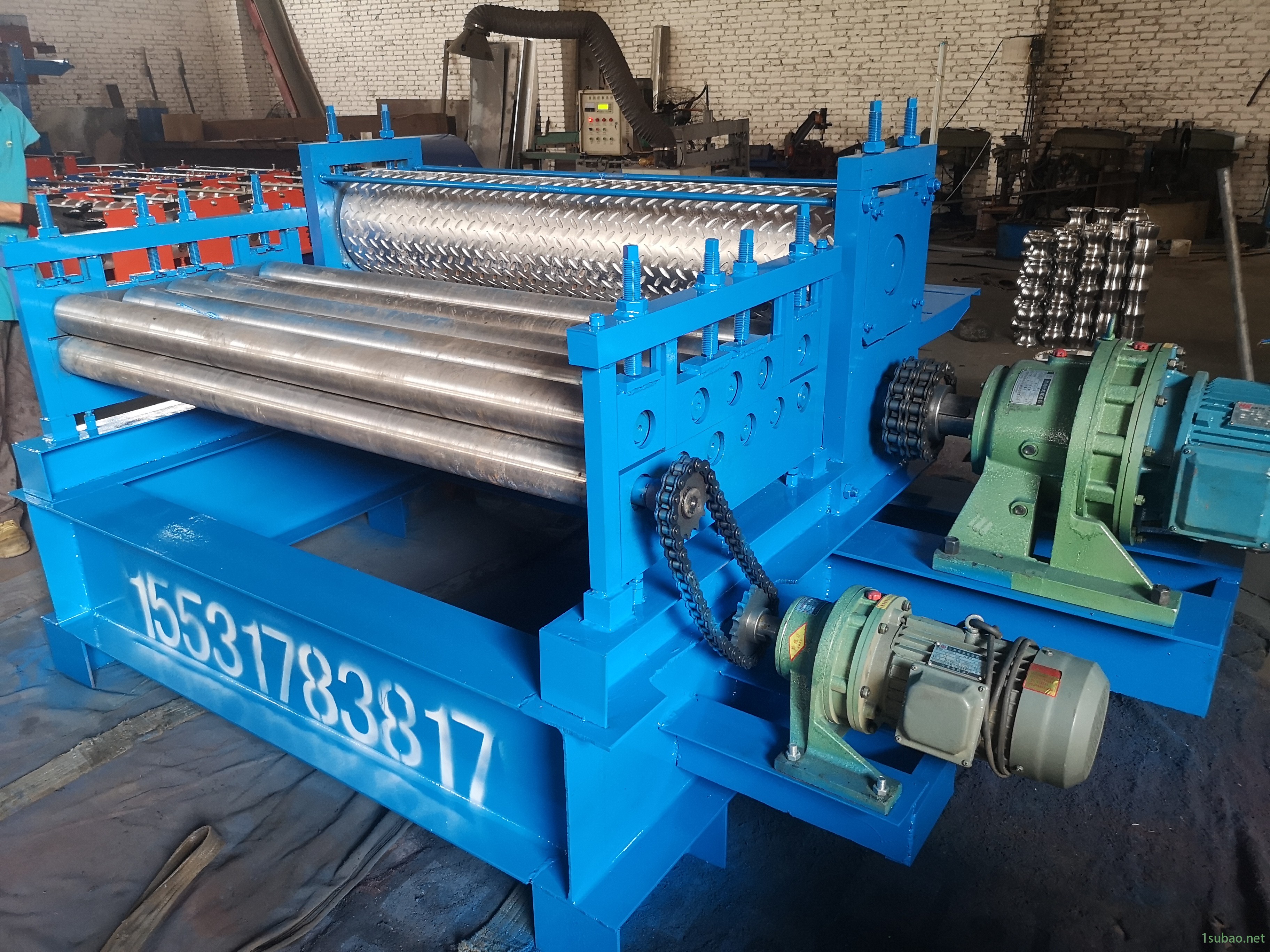 河北沧州压花机防滑板机械信成压瓦机厂家