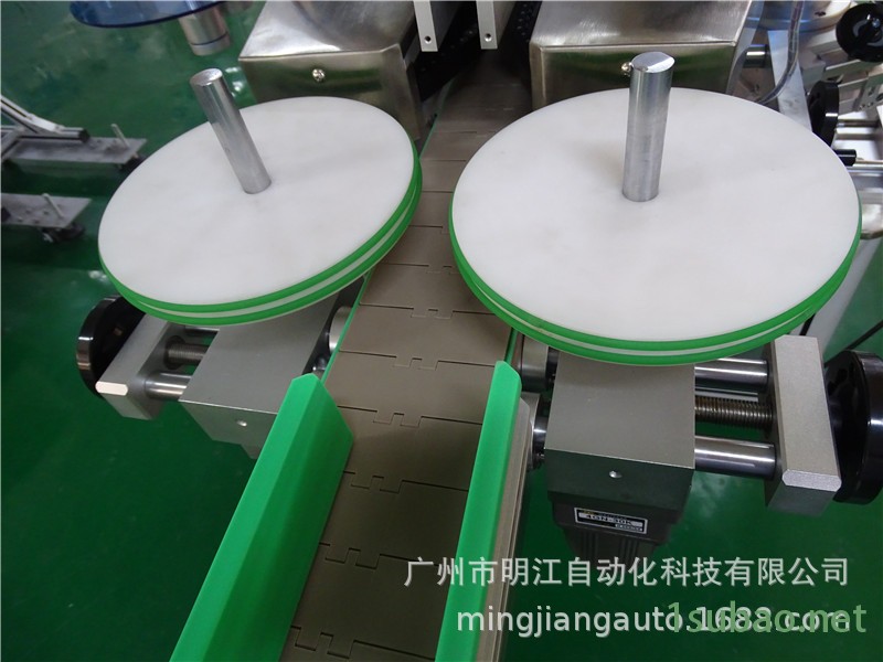 貼標(biāo)機(jī)械廠家供應(yīng)半自動雙面貼標(biāo)機(jī) 洗衣液潤滑油雙面貼標(biāo)機(jī)示例圖24