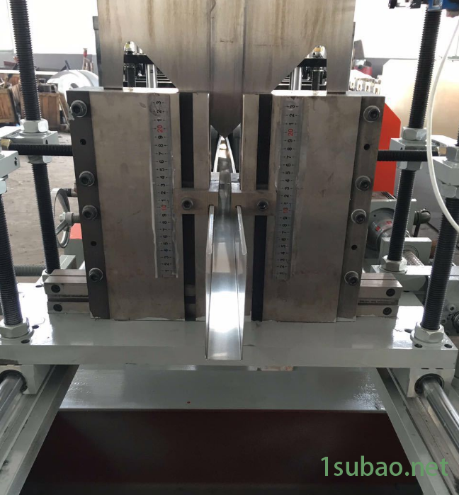 滄州宏霖機械湖北客戶定制金屬冷彎成型設備電纜橋架設備300輸送導軌成型機