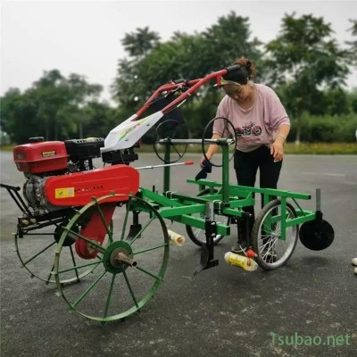 高垄土豆种植打药覆膜机 自走式地膜覆膜机 宏泰农用牵引小型地膜机