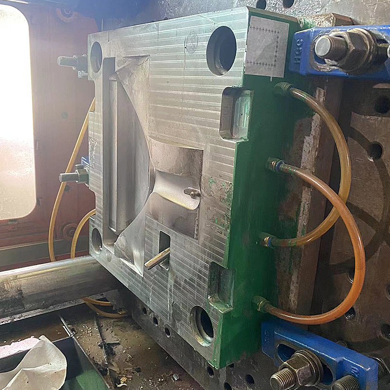 模具注塑加工吸奶器塑料模具设计制造硅胶模具注塑成型塑胶模具厂图2