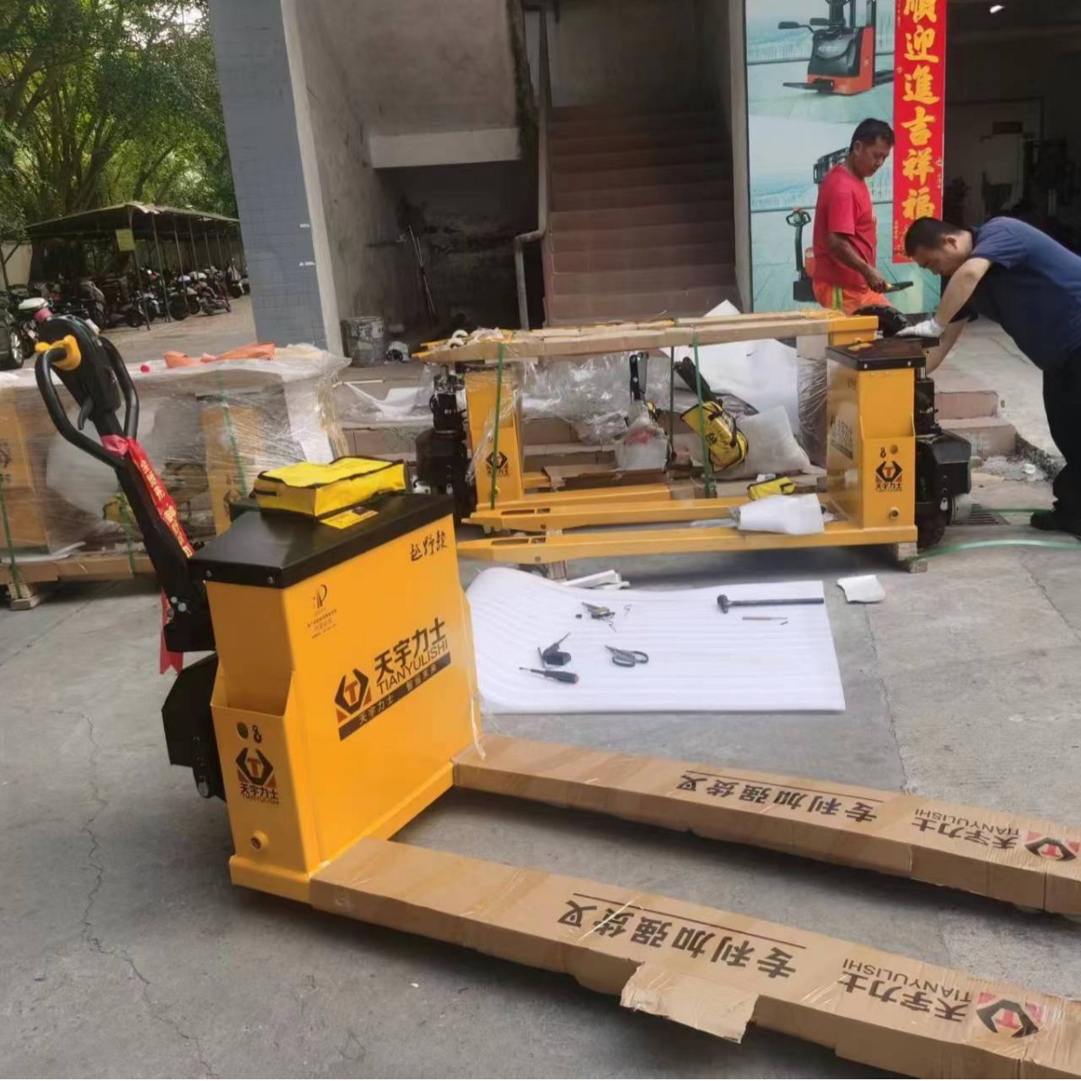 天宇电动搬运车适合建筑搬砖水泥脚手架的2吨地牛全自动拖盘车图2